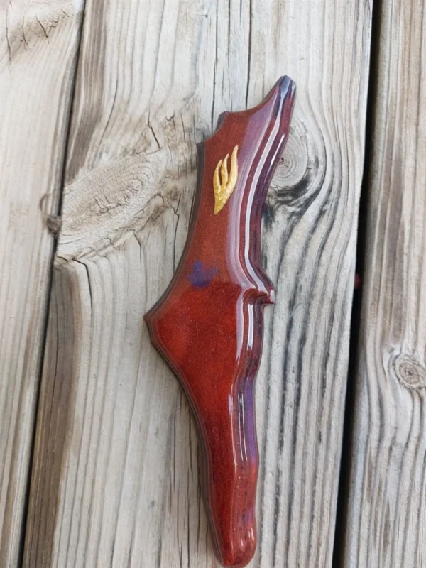 בית מזוזה אדום חמרה עם “ש” מזהב בצורת ארץ ישראל