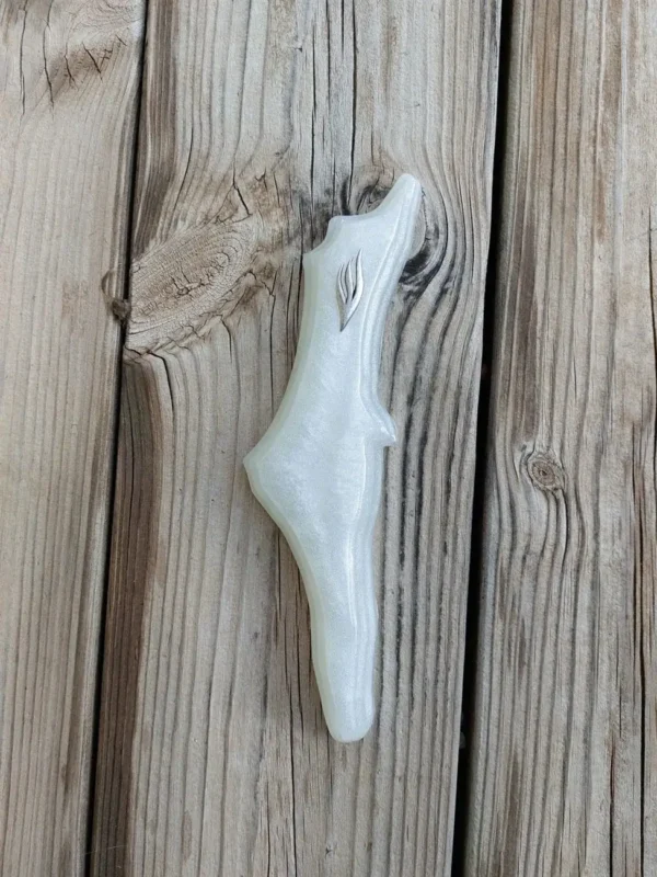 בית מזוזה בצורת ארץ ישראל לבן עם “ש” כסף