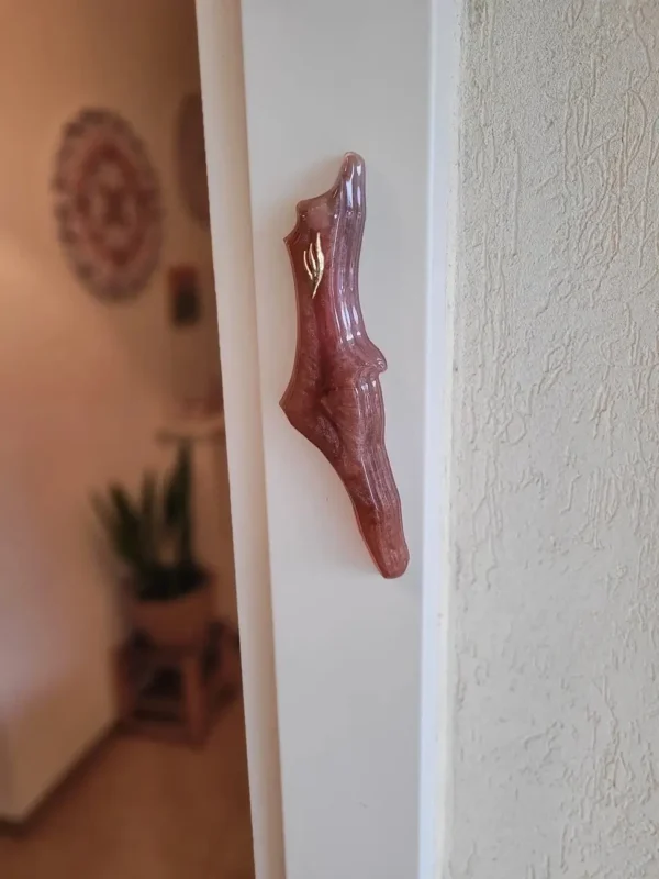 בית מזוזה בצורת ישראל ובגווני חום