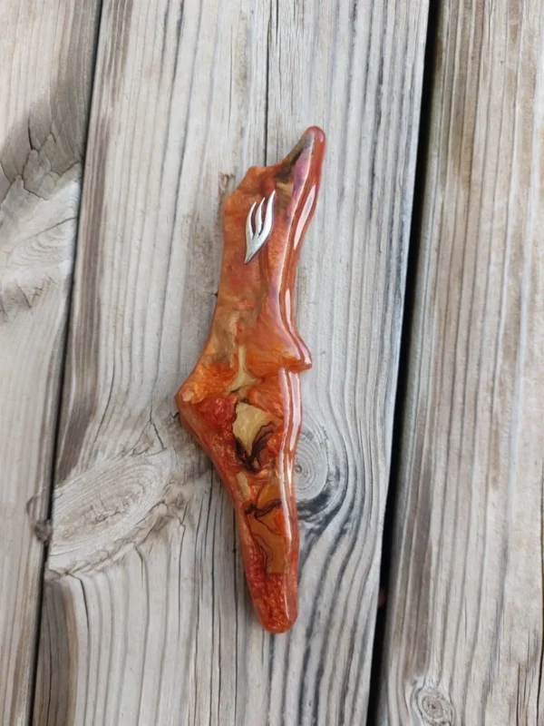 בית מזוזה כתום אדמדם עם עץ זית בצורת ארץ ישראל