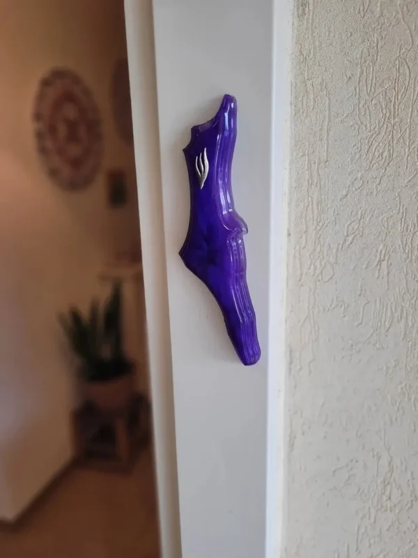 מזוזה בגוון כחול סגול בסגנון ארץ ישראל