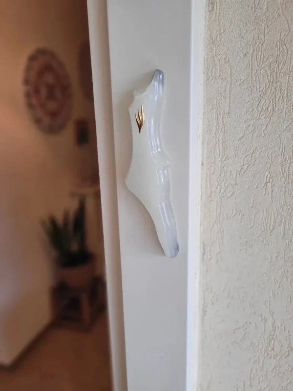 מזוזה בגוון לבן מיוחד בסגנון ארץ ישראל