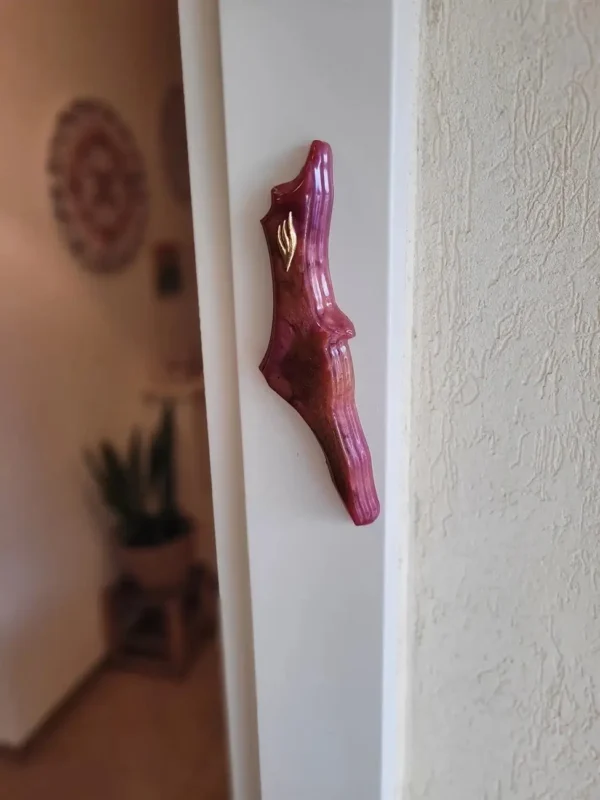 מזוזה בגווני סגול ורוד בסגנון ארץ ישראל