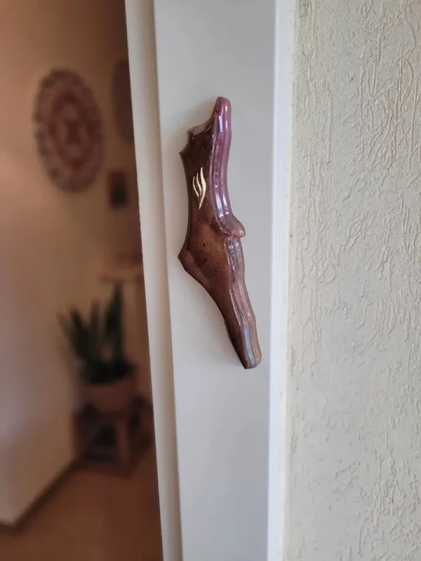 מזוזה חומה בסגנון ארץ ישראל